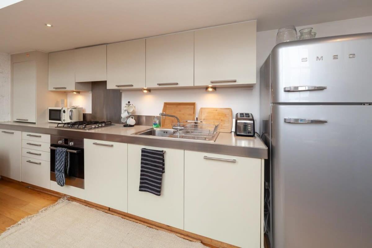 Charming 1 Bedroom Apartment In Old School House Лондон Экстерьер фото