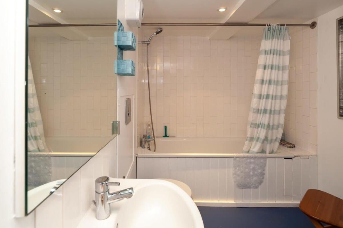 Charming 1 Bedroom Apartment In Old School House Лондон Экстерьер фото