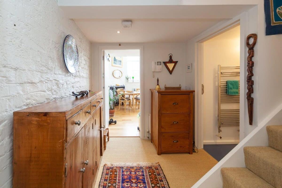 Charming 1 Bedroom Apartment In Old School House Лондон Экстерьер фото